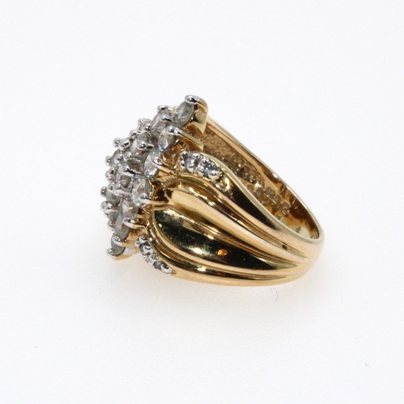 Ring, Cluster of Sparkling Clear Stones in a 925 Gold-tone Setting - Picture 6 of 7
